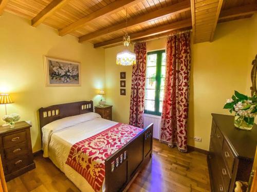 ein Schlafzimmer mit einem großen Bett und einem Fenster in der Unterkunft Casa de Ina in Outes