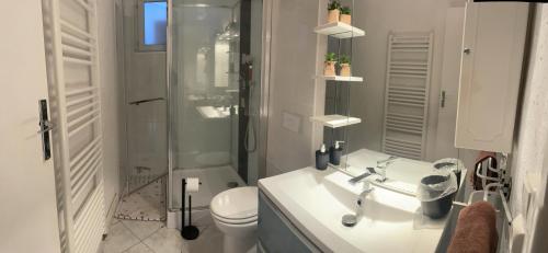 bagno con lavandino, doccia e servizi igienici di Maison plain pied 