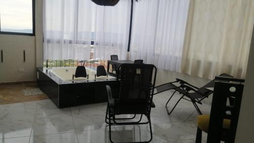 a room with chairs and a table and a window at Heinz B. in Santa Ana de los Caballeros