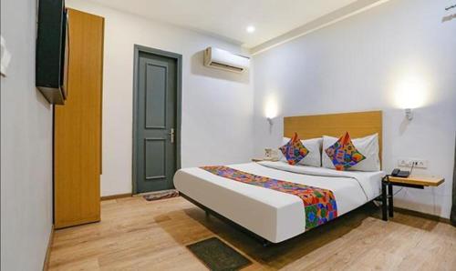 een slaapkamer met een groot bed in een kamer bij FabHotel Urban Residency in New Delhi