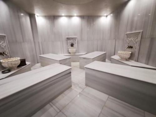 Un baño de Flores Garden - Menada Apartments
