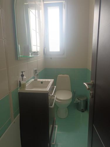 bagno con servizi igienici bianchi e lavandino di Thalia suite Corfu Town a Gastouri
