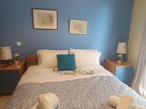 una camera con un letto con una parete blu di Thalia suite Corfu Town a Gastouri