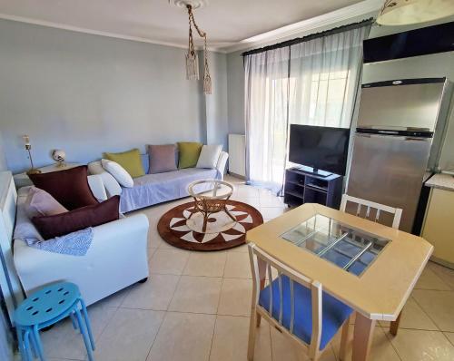 Orestiada的住宿－HOME SWEET HOME Διαμέρισμα 50τμ σε ήσυχη περιοχή，客厅配有沙发和桌子