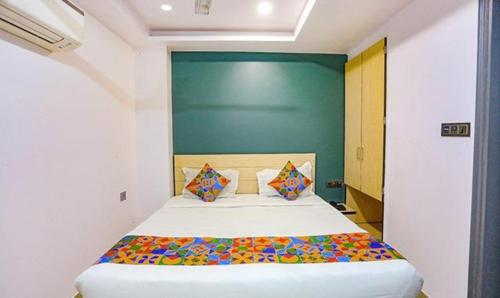 Un pat sau paturi într-o cameră la FabExpress Rama