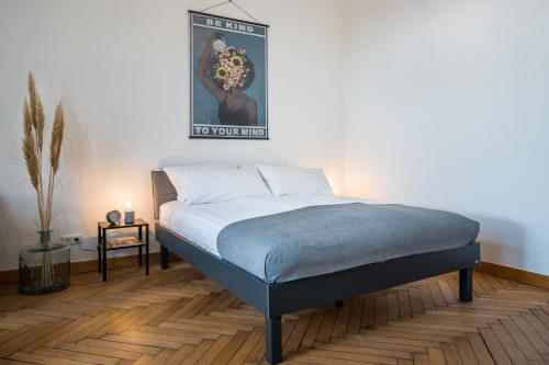 a bed in a room with a painting on the wall at SCHWARZLINS LoftRaum - Stilvolles Apartment mit Smart TV, NETFLIX, Disney Plus, schnellem WLAN, Parken, Nespresso in Sankt Ingbert