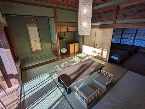 an overhead view of a room with a table and chairs at KOZA River House 湯川邸 in Koza