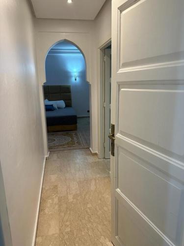 pasillo con habitación con cama y puerta en Grand duplex idéal pour famille, en Marrakech