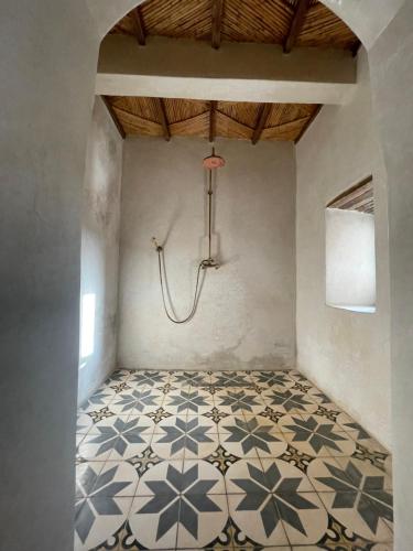 einen Fliesenboden in einem Zimmer mit Dusche in der Unterkunft Villa Des Arganiers in Essaouira