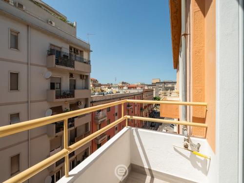 een uitzicht vanaf het balkon van een gebouw bij Fresh Studio 26 in Cagliari