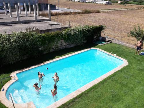 - un groupe de personnes se baignant dans une piscine dans l'établissement APARTAMENTO EN ALESANCO-LARIOJA, à Alesanco