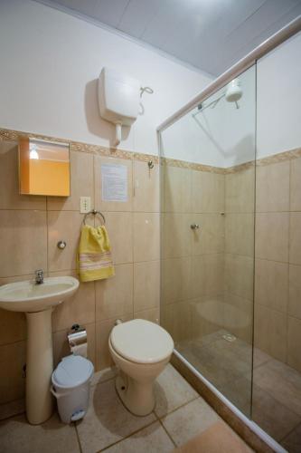 a bathroom with a shower and a toilet and a sink at Pousada Quatro Estações Paraty in Sertão do Taquari