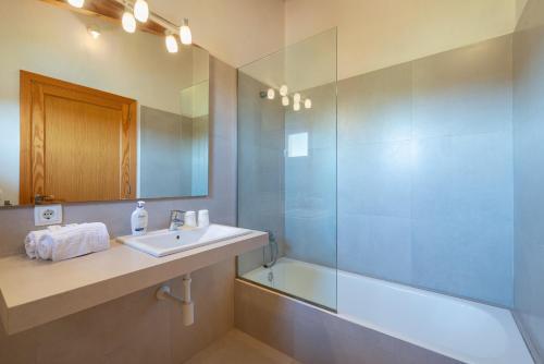 a bathroom with a sink and a glass shower at Es Regalo - Pérgola in Porto Cristo