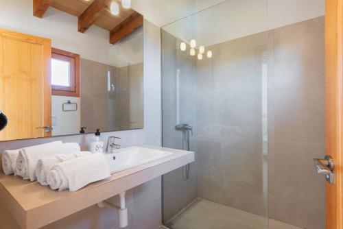 a bathroom with a sink and a shower at Es Regalo - Pérgola in Porto Cristo