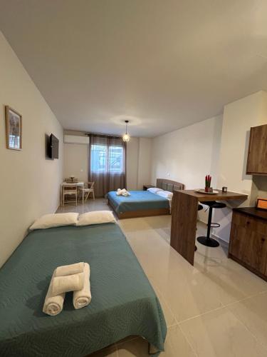 コロピオンにあるAnesis Airport rooms 306のベッドルーム1室(ベッド2台、デスク、テーブル付)