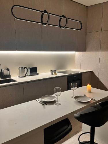 eine Küche mit einem Tisch mit zwei Gläsern und einer Kerze in der Unterkunft Cozy Apartment with Garden & Terrace in Kaunas in Kaunas
