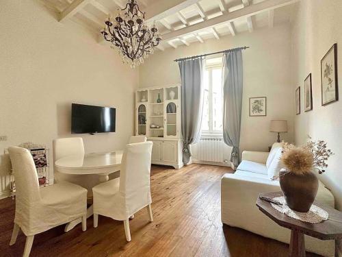 Luxury apartment close to S. Frediano – Victor