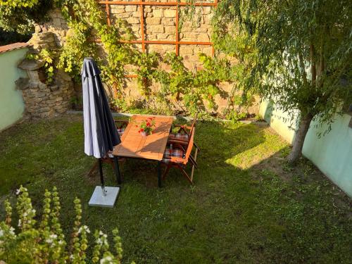 einen Tisch und einen Regenschirm im Hof in der Unterkunft Top Ferienwohnung, Zentrum, mit Garten, am Radweg in Bautzen