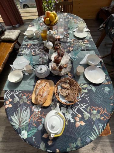 une table avec une nappe sur laquelle se trouve de la nourriture dans l'établissement Source Nature, à Le Mas-dʼAzil