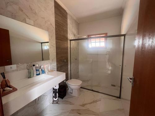 ブエノ・ブランダンにあるSítio Santo Antônioのバスルーム(トイレ、ガラス張りのシャワー付)