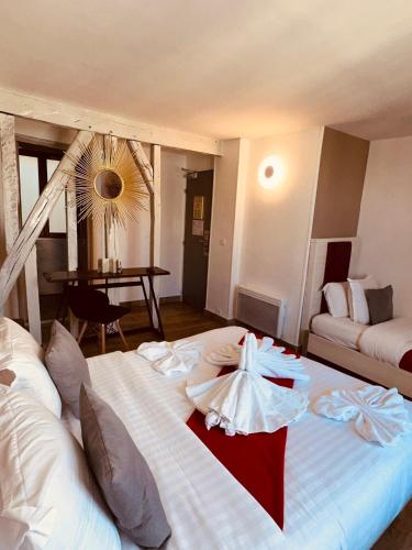 una habitación de hotel con una cama grande y una mesa en Pavillon Opéra Lafayette, en París