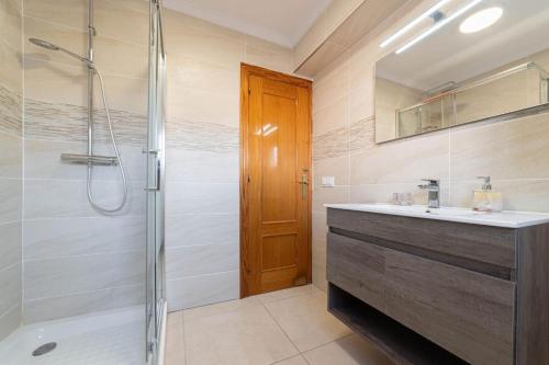 a bathroom with a sink and a shower at Corbeta in Calpe