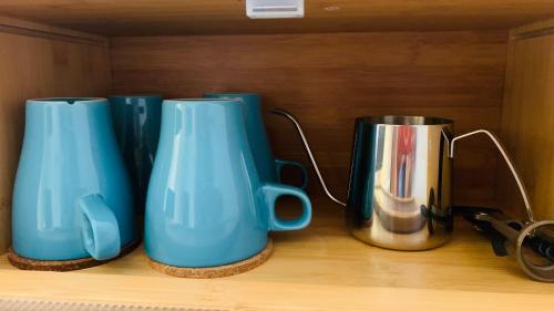 a row of blue vases sitting on a shelf at 甘澄民宿 700坪綠意庭院與手作早餐 in Jian