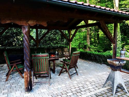 - un pavillon avec des chaises, une table et un grill dans l'établissement Die Holzschuhmühle, à Bielatal
