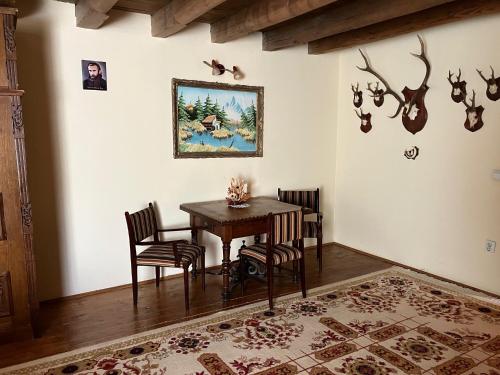 - une salle à manger avec une table et des chaises dans l'établissement Pensiunea Rozalia, à Criţ