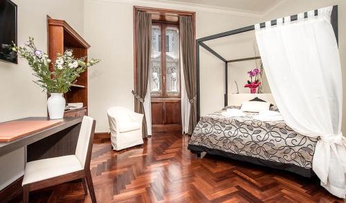 sypialnia z łóżkiem i biurkiem z lustrem w obiekcie Princess house Roma w Rzymie