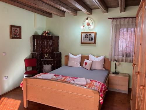 - une chambre avec un lit dans l'établissement Pensiunea Rozalia, à Criţ