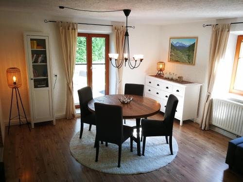 a dining room with a table and chairs at Ferienwohnung Achselkopf in Musau