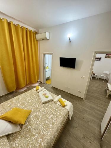 1 dormitorio con 1 cama grande y cortina amarilla en Paradise Suite Roma centro, en Roma