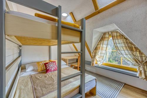 Tempat tidur susun dalam kamar di Gorgeous Chalet With Pool & Spa - Happy Rentals