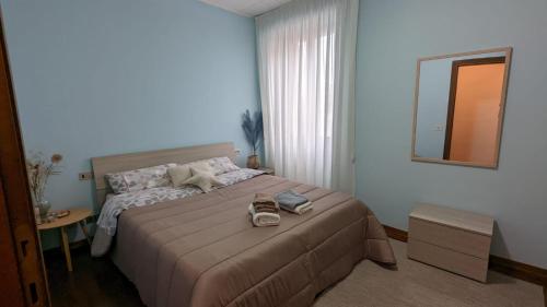 - une chambre avec un grand lit et un miroir dans l'établissement La Fontanella, à Spello