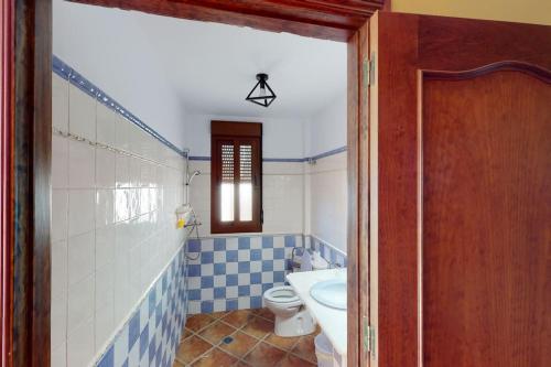 ein Badezimmer mit Toilette und Waschbecken in der Unterkunft CASA RURAL CON VISTAS ESPECTACULARES in Doña Rama