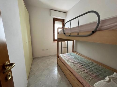 Habitación pequeña con 2 literas. en ~ Green House sul Mare ~, en Calasetta