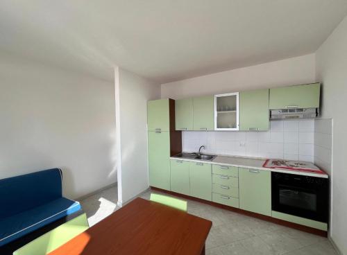 A kitchen or kitchenette at ~ Green House sul Mare ~