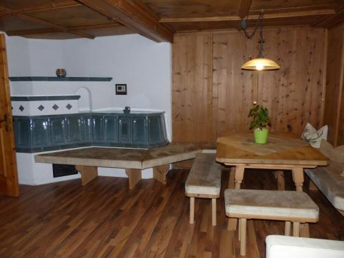 ein Esszimmer mit einem Tisch und einer Badewanne in der Unterkunft Winklerhof in Oetz