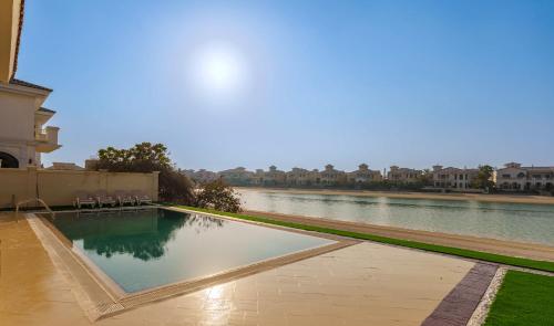Bazén v ubytování Maison Privee - Opulent Palm Villa with Pool & Royal Atlantis Views nebo v jeho okolí