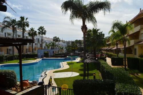 Blick auf den Pool eines Resorts in der Unterkunft apartamento resort oceano in Islantilla
