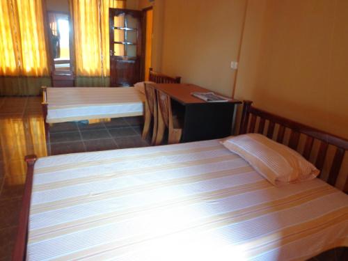 Postel nebo postele na pokoji v ubytování Anura Guest Inn