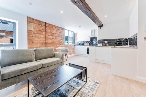 uma sala de estar com um sofá e uma mesa em Characterful 1 Bed Apartment in Burton-on-Trent em Burton upon Trent