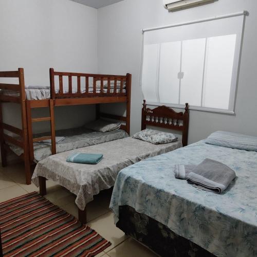 a room with two twin beds and a window at Casa Viva Bonito in Bonito