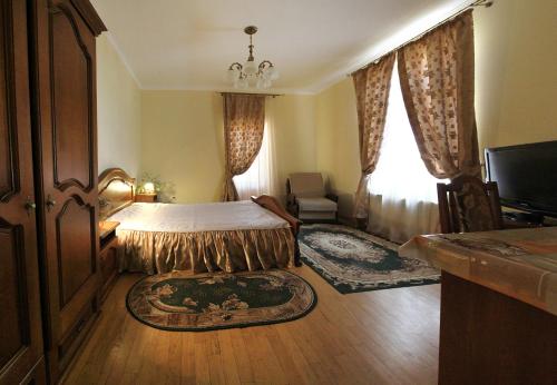 VillaPark في تريسكوفيتس: غرفة نوم بسرير وتلفزيون في غرفة