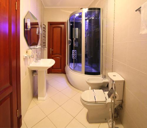 VillaPark في تريسكوفيتس: حمام مع مرحاض ومغسلة