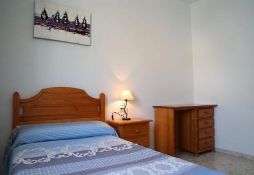 1 dormitorio con 1 cama, vestidor y lámpara en Casa rural La Luna, 