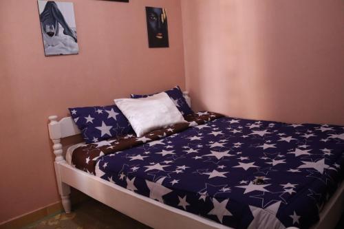 Un dormitorio con una cama con estrellas. en Cozy 1 bedroom apartment in Claycity, Kasarani, en Nairobi