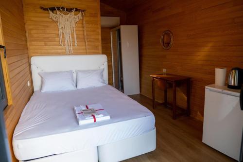 sypialnia z białym łóżkiem z krzyżem w obiekcie Villa Mutaf w mieście Kumluca