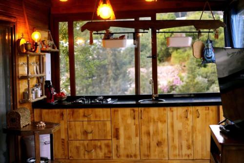 cocina con fregadero y ventana en Villa Mutaf, en Kumluca